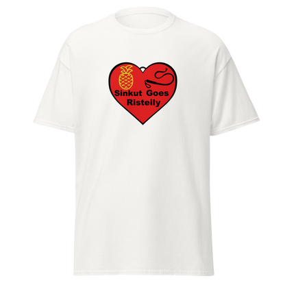 Valkoinen unisex classic t-paita, edessä punainen sydänprintti, jossa teksti 'Sinkut Goes Risteily' ja kuvituksena ananas sekä ruoska. Kielletään Kaikki -labran risteilymeininki.