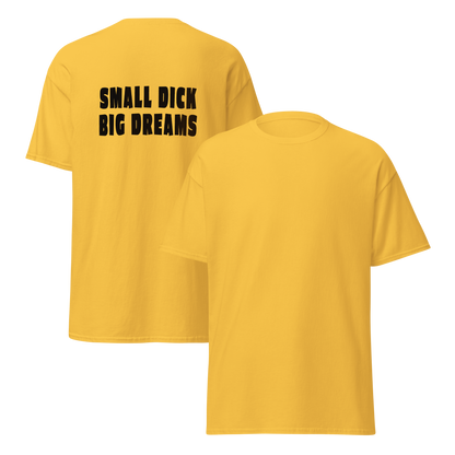 Keltainen unisex t-paita, jossa selkäpuolella iso musta printti: "SMALL DICK BIG DREAMS". Herättää huomiota ja naurattaa – rohkean kantajan huumorilla varustettu statement-paita.