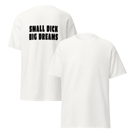 Valkoinen unisex t-paita, jossa selässä mustalla tekstiprintti: "SMALL DICK BIG DREAMS". Ironinen ja itseironinen huumoripaita, joka tekee selväksi, että haaveilla ei ole kokoa.
