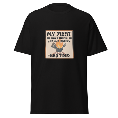 Musta unisex t-paita, jossa printti "My meat isn't going to rub itself. BBQ time". Kielletään Kaikki Labran virallinen varoitus: grillillä ja elämässä hommat ei tapahdu itsestään.